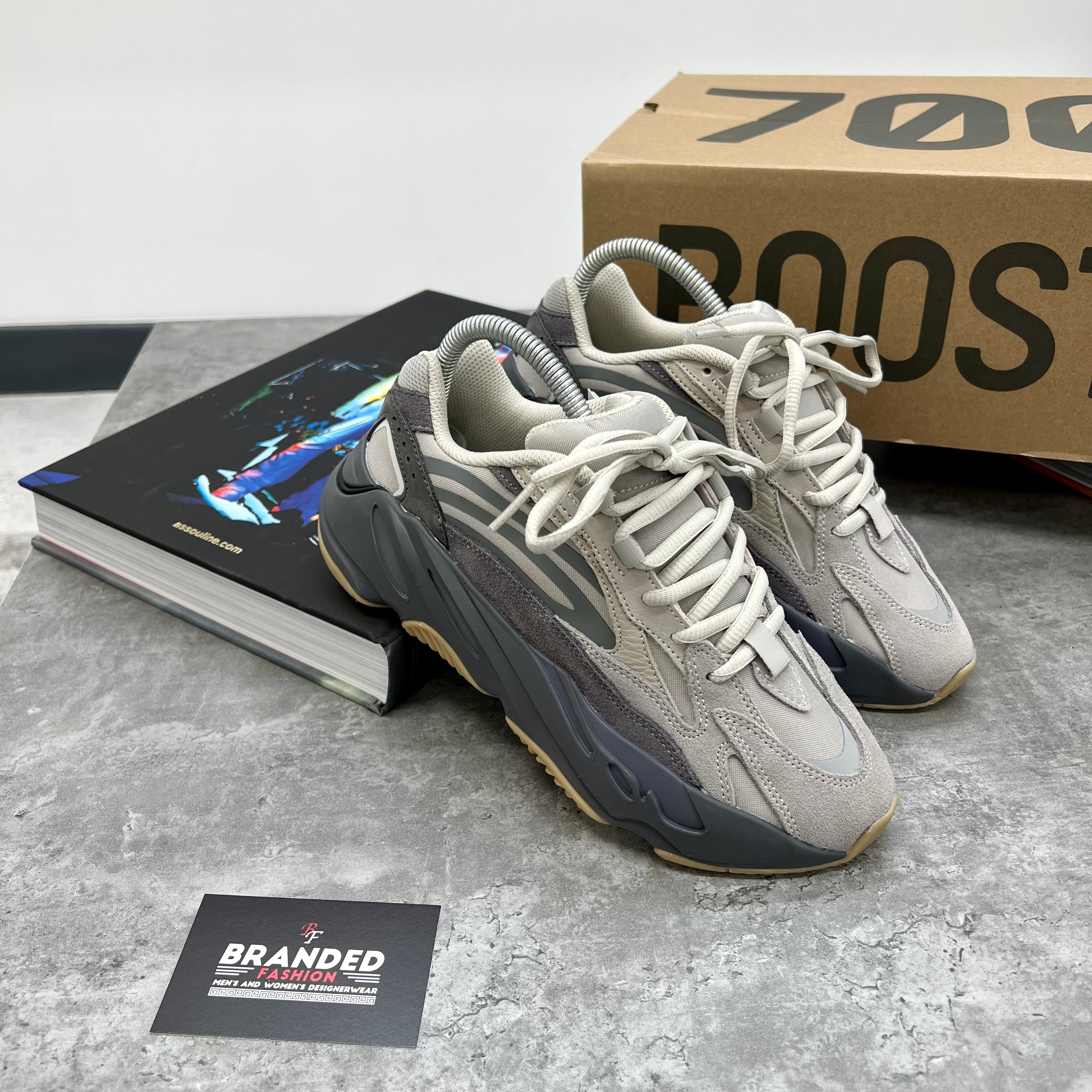 YEEZY 700 TRAINER - THERPA (PRE-ORDER)