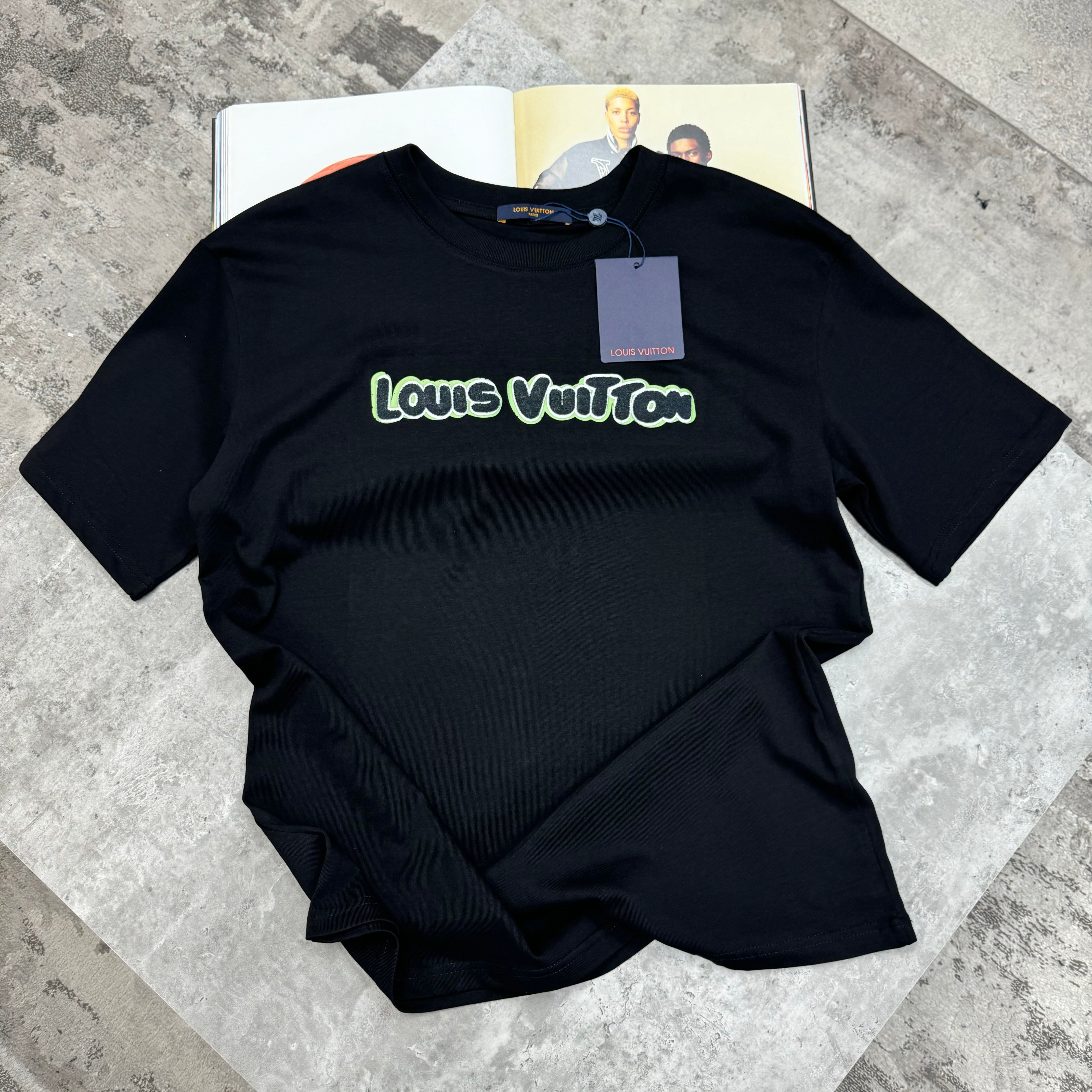 LOUIS VUITTON - BLACK/GREEN LOGO T-SHIRT - BLACK