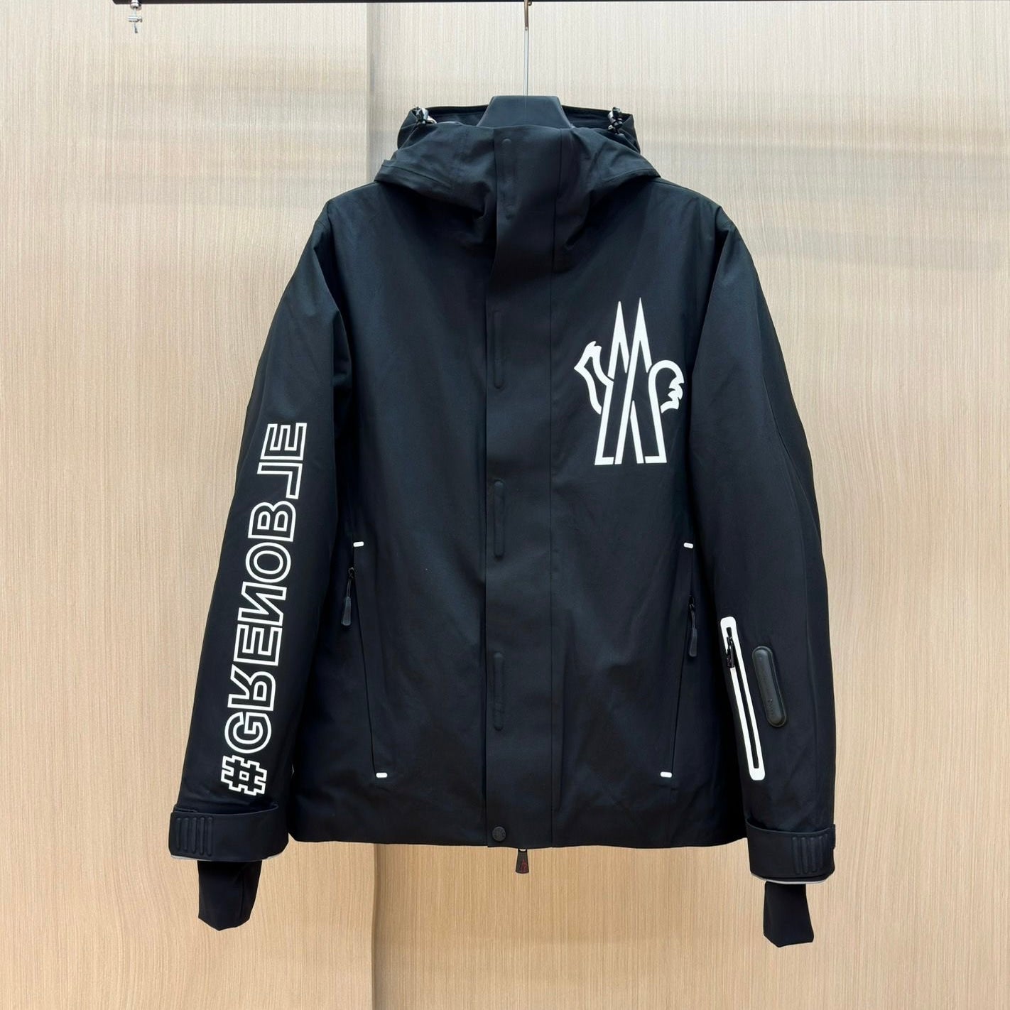 (PRE-ORDER) MNCLR - BIG GRENOBLE LOGO COAT - BLACK